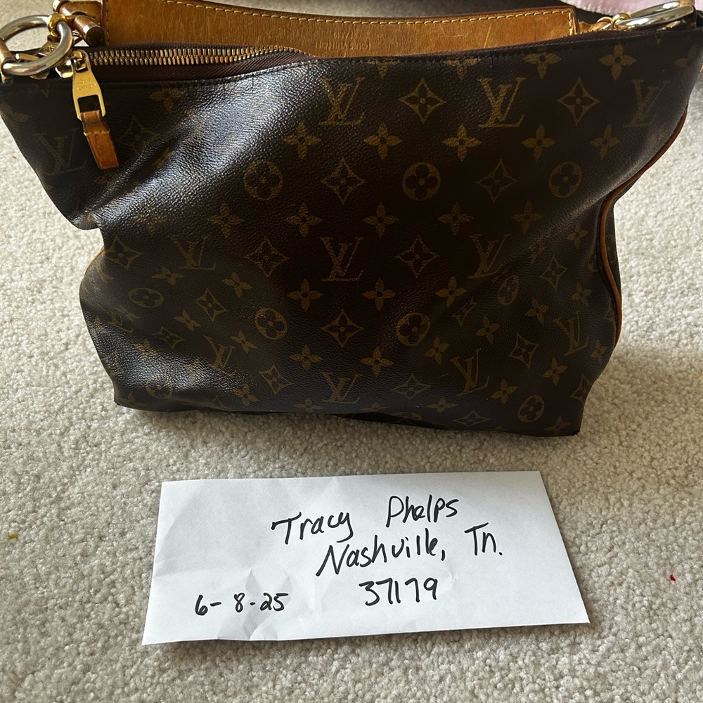 Louis Vuitton Mono Sully MM
Certificate of authenticity. Photos for condition - Picture 2 of 16